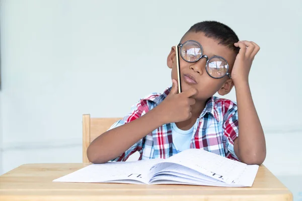 Schattige Aziatische Kleine Jongen Schrijf Huiswerk — Stockfoto