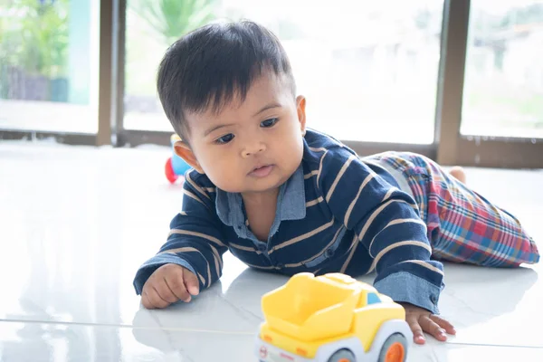 Niedlich Glücklich Wenig Asiatische Junge Liegend Spielen Spielzeugauto — Stockfoto