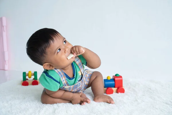 Lindo Bebé Comiendo Bocadillo — Foto de Stock