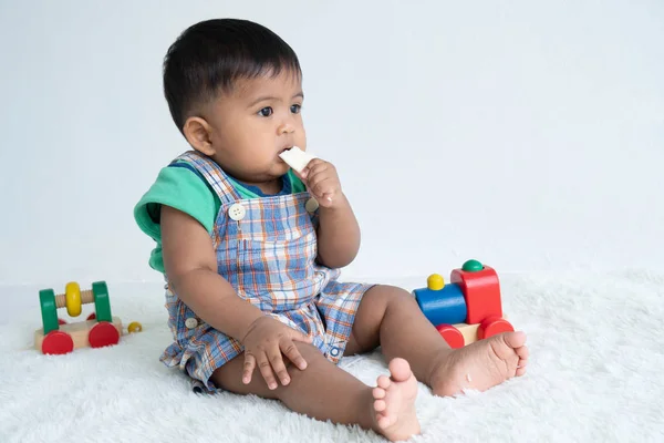 Ładny Mały Chłopiec Dziecko Jeść Przekąski — Zdjęcie stockowe