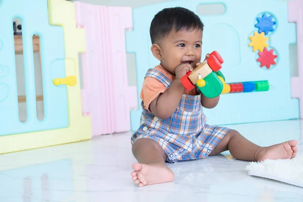 Bonito Pouco Asiático Bebê Menino Mordida Madeira Brinquedo — Fotografia de Stock
