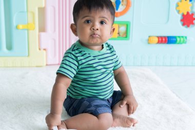 Yumuşak havlu üzerinde oturan şirin bebek