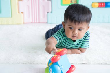 Sevimli küçük Asya bebek yalancı oyun oyuncak araba