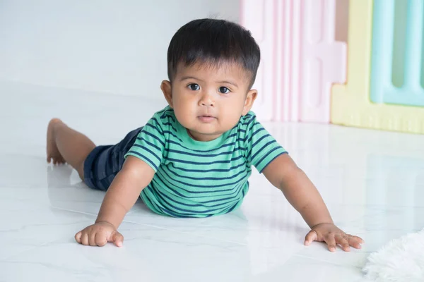 Niedliches Kleines Baby Liegt Auf Dem Boden Und Lächelt — Stockfoto