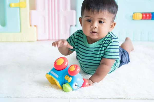 Lindo Poco Asiático Bebé Mintiendo Jugar Juguete Coche — Foto de Stock