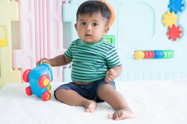 Lindo Poco Asiático Bebé Sentado Jugar Juguete Coche — Foto de Stock