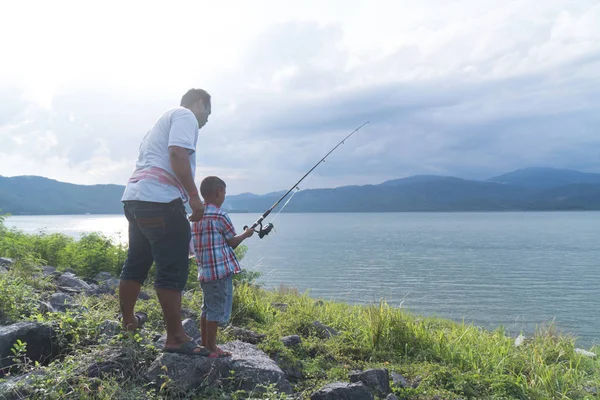 Papai Ensinar Seu Filho Pesca — Fotografia de Stock