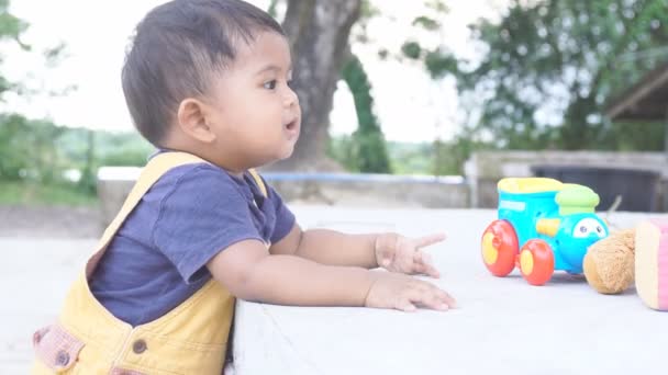 Sevimli Küçük Erkek Bebek Oyuncak Oynuyor — Stok video