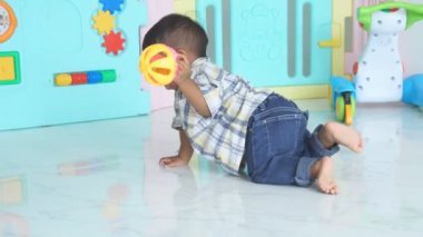 Sevimli küçük erkek bebek oyuncak oynuyor 