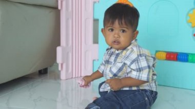 Sevimli küçük erkek bebek oyuncak oynuyor 