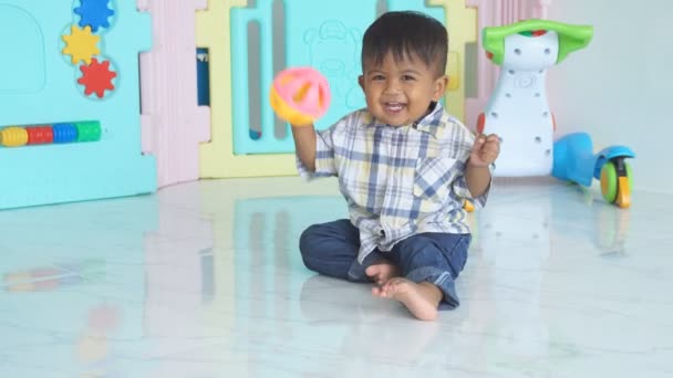 Roztomilý Malý Chlapec Hrát Hračku — Stock video