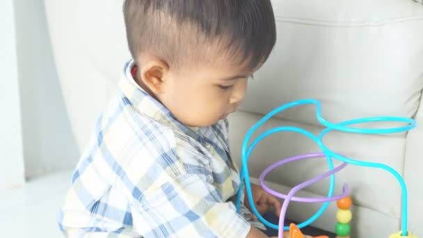 Słodkie Mały Chłopiec Grać Zabawka — Wideo stockowe