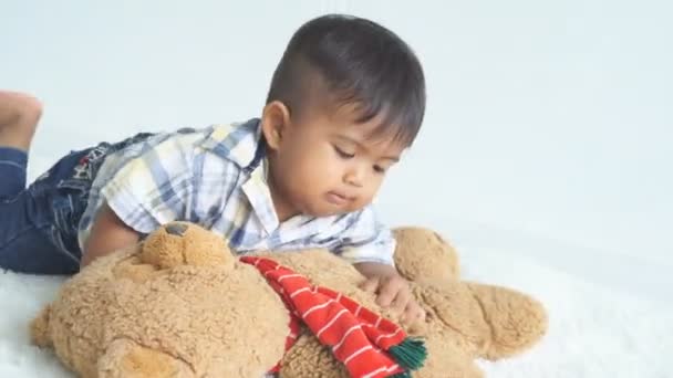 Niedlichen Kleinen Jungen Spielen Spielzeug — Stockvideo