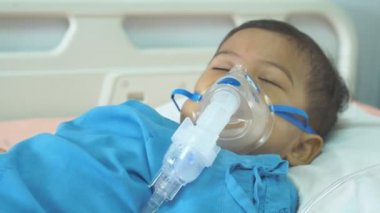 Sevimli küçük bebek hasta ve nebulizör