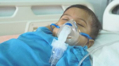 Sevimli küçük bebek hasta ve nebulizör