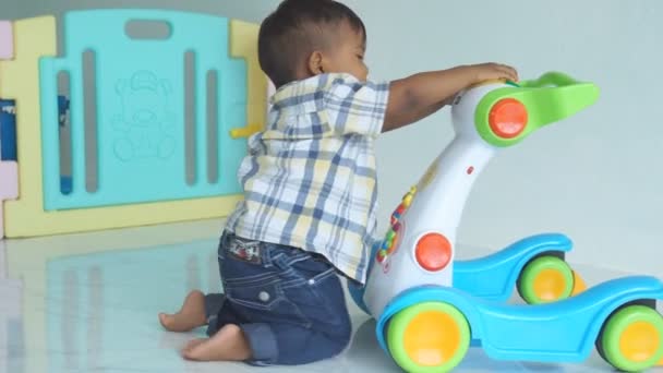 Bonito Pequeno Menino Jogar Brinquedo — Vídeo de Stock