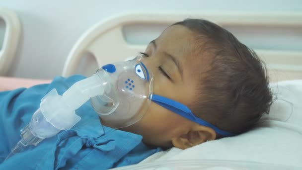 Cortar Bebé Enfermo Nebulizador — Vídeos de Stock