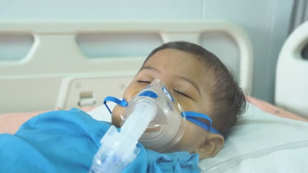 Sevimli Küçük Bebek Hasta Nebulizör — Stok video