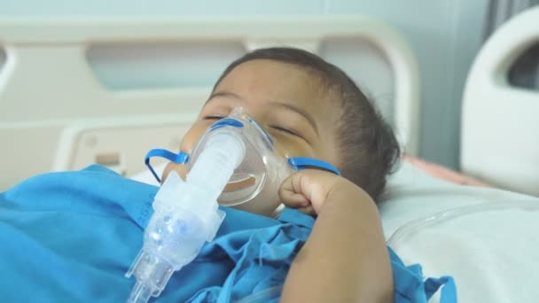 Cortar Bebé Enfermo Nebulizador — Vídeos de Stock