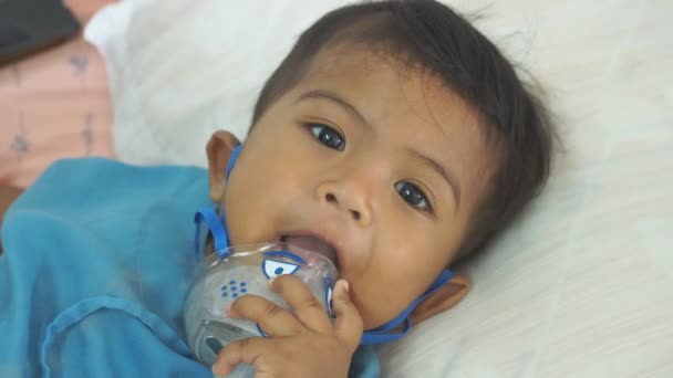 Roztomilé Malé Dítě Nemocné Nebulizátor — Stock video