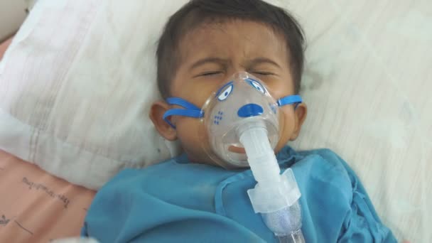 Söt Liten Baby Sjuk Och Nebulisator — Stockvideo