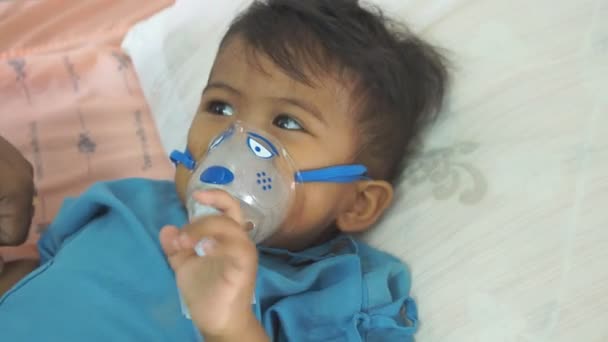 Γλυκό Μωρό Άρρωστο Και Νεφελοποιητής — Αρχείο Βίντεο