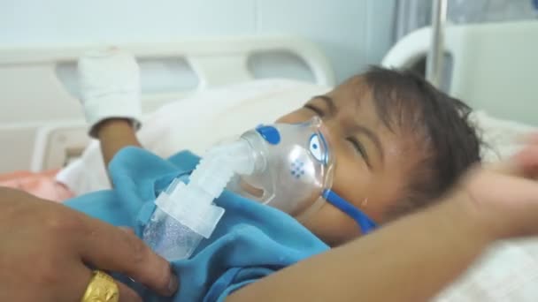 Roztomilé Malé Dítě Nemocné Nebulizátor — Stock video