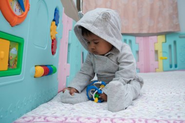Sevimli küçük asin bebek çocuk oturma ve oyun oyuncak içinde Oda
