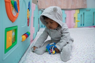 Sevimli küçük asin bebek çocuk oturma ve oyun oyuncak içinde Oda