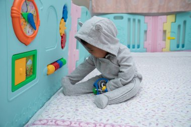 Sevimli küçük asin bebek çocuk oturma ve oyun oyuncak içinde Oda