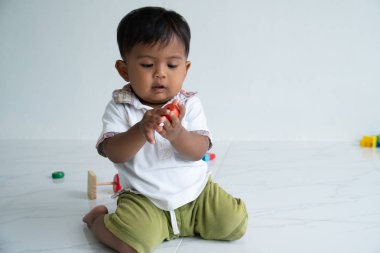 küçük bebek çocuk odada ahşap oyuncak oynamak