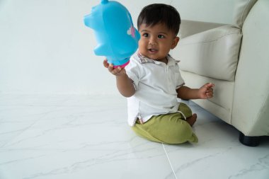 küçük bebek çocuk odada ahşap oyuncak oynamak