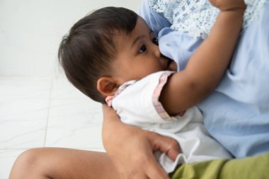 Anne beslenme süt, bebek emzirmeye oturan