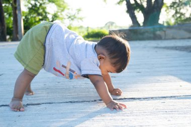 Sevimli küçük asya bebek yerde stoop 