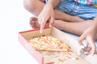 Sevimli asya çocuk pizza yeme 