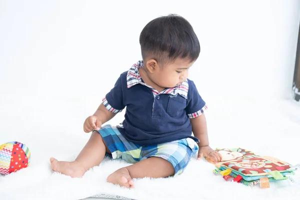 Niedlicher kleiner Junge beim Lesen des Buches — Stockfoto