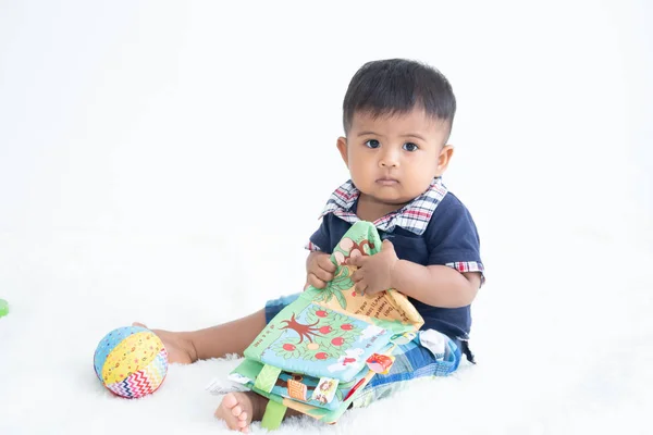 Niedlicher kleiner Junge beim Lesen des Buches — Stockfoto