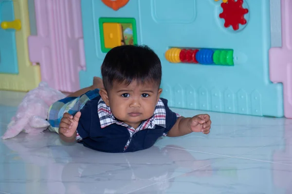 Süße kleine asiatische Junge auf weicher Decke liegend — Stockfoto