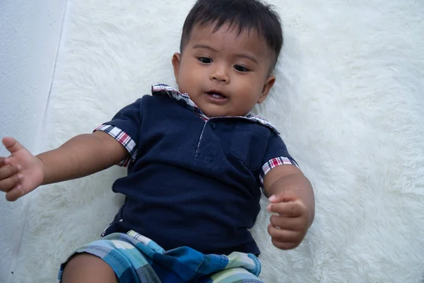 Lindo poco asiático bebé niño mintiendo en suave manta —  Fotos de Stock