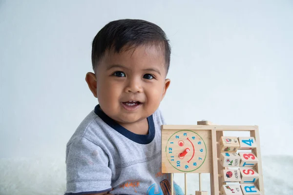 Bonito pouco asin bebê menino brincando com madeira brinquedo — Fotografia de Stock