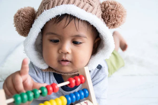 Lindo pequeño asin bebé niño jugando con madera juguete — Foto de Stock