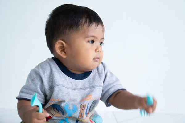 Bonito pouco asin bebê menino com colher — Fotografia de Stock