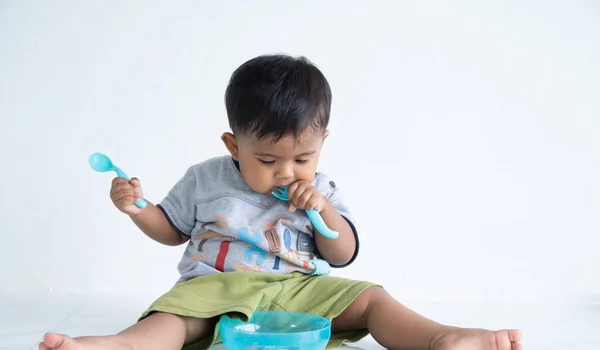 Bonito pouco asin bebê menino com colher — Fotografia de Stock
