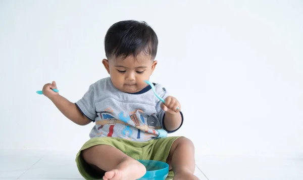 Kaşık ile sevimli küçük asin bebek çocuk — Stok fotoğraf