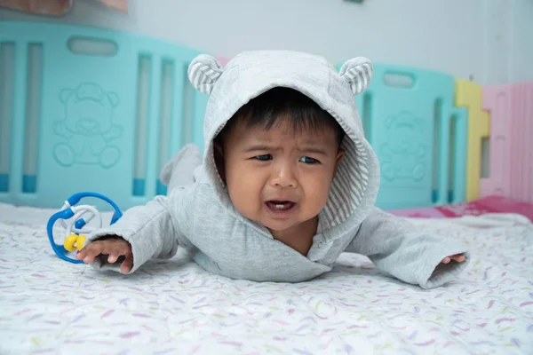 Pequeno bebê rastejando e chorando — Fotografia de Stock