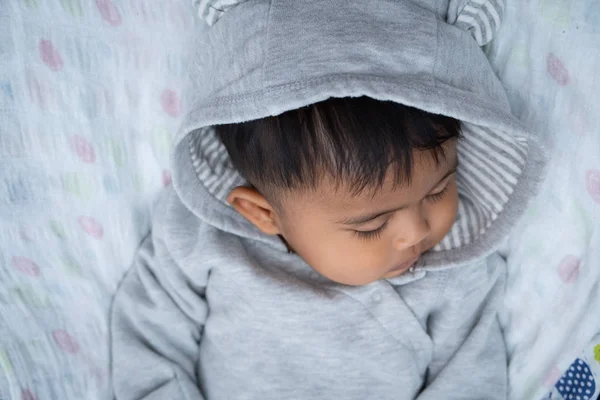 Lindo poco asin bebé niño durmiendo — Foto de Stock