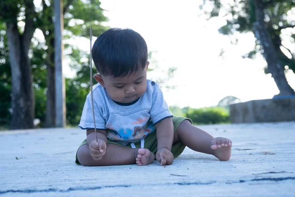 Little baby boy play stick wood on the park — Stock Photo, Image