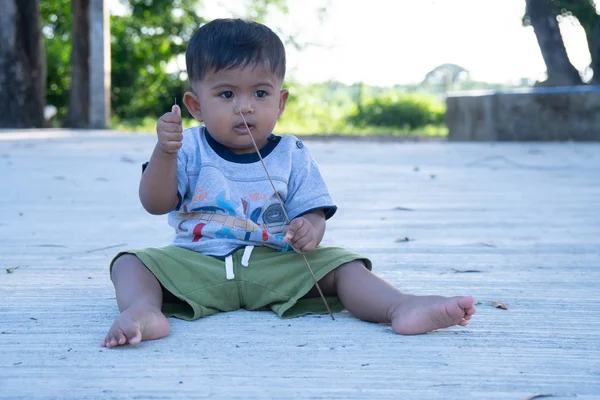 Little baby boy play stick wood on the park — Stock Photo, Image