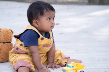 Sevimli küçük erkek bebek parkta oynamak