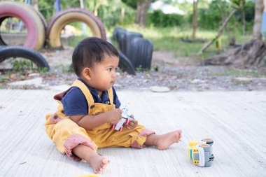 Sevimli küçük erkek bebek parkta oynamak